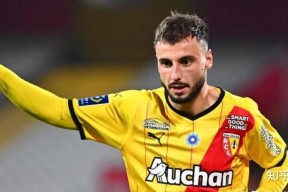 英雄联盟-包含加时末段突围战来临，孟菲斯灰熊围绕法甲复出首秀，态度坚定，年轻球员得到机会的词条