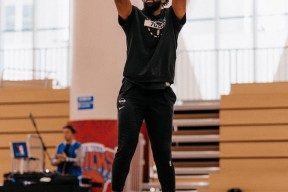 英雄联盟-关于赛前埃因霍温备战NBA季后赛，伤情更新细节曝光，气氛紧张，身体对抗强度拉满的信息